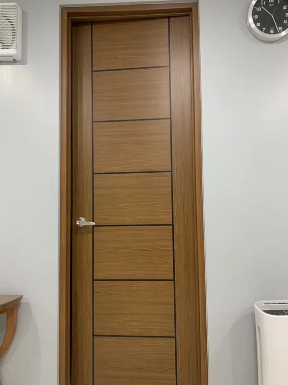 Warm walnut Polydoor with a satin lever handle
